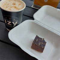 Pumpkin spice latte + raw chocolate cake at IzyCoffee in Oostende