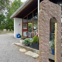 Beautiful garden with tables  at Svenssons Gårdscafé in Lammhult