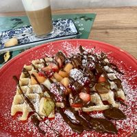 vegane Waffeln & Latte Macchiato mit Haferdrink (Keks allerdings nicht vegan)  at Sunset Cafe in Gerolstein