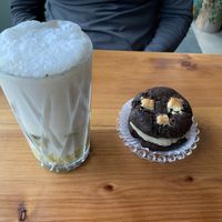 Matcha latte e sanduíche de cookie  at La Gorda Vegana - temporarily closed in Sao Bento Do Sapucai