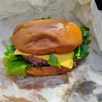 Hamburguesa: medallón de bambú, trigo y betabel, pepinillos, jitomate, veganesa, queso amarillo, lechuga, catsup y mostaza. #Veganuary at Miga Vegana in Mexico City