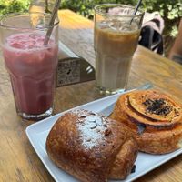 Bebidas: pink latte, avellana. Pan: Chocolatín y pizzaroll at Miga Vegana in Mexico City