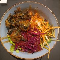 Quinoa Bowl (con frittelline di quinoa e spinaci e una salsina piccante) at Hops Beerstrò in Trieste