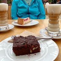 Brownie, Käsekuchen und Hafermilchlatte  at Café Florina in Hirschthal