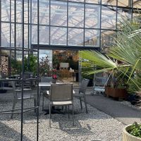Aussenbereich ein purer Genuss inmitten von Pflanzen  at Café Florina in Hirschthal