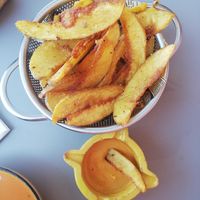 Braves amb salsa picant casolana vegana at De Bat a Bat in Torredembarra