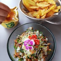 Amanida de llenties i pico de gallo i braves at De Bat a Bat in Torredembarra