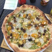 Pizza Sole con seitan, pesto di zucchine, pomodorini e stracchino veg  at Pizzeria Valle dei Mulini in Fumane