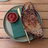 Vegan cheese-mint-figs toast 1 at YUSU in Amsterdam