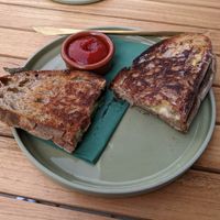 Vegan cheese-mint-figs toast 2 at YUSU in Amsterdam