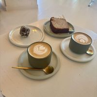 Hippe populaire plek, er staat een rij. Lekkere koffie en vegan bananencake en dadelbol.  at YUSU in Amsterdam