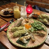 Starter platter for two with Guanabana Shake (🤤) and Mango Shake at Aroma 33 in Berlin