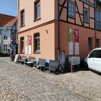 Sitzplätze im Freien at Eiscafe al Ponte in Plau Am See