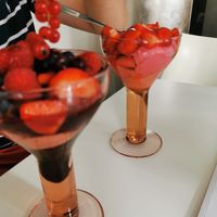 Erdbeer- und Waldfruchtbecher at Eiscafe al Ponte in Plau Am See