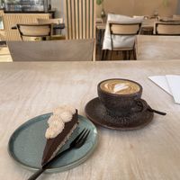 Cappuccino mit Hafermilch und Mousse au Chocolat-Kuchen   at Café Aivilo in Lingen