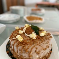 100% vegan ijsstaart met vanille- en speculoosijs  at Ijssalon Brasserie Bas in Boortmeerbeek