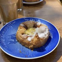 Två sorters Veganskt wienerbröd och iskaffe med havremjölk  at Kafe Kruse in Helsingoer