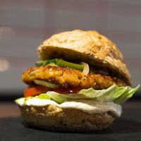 Pan de semillas, lechuga, tomate, cebolla, hamburguesa casera de chilli vegano de alubias pochas y arroz con salteado de verduras y salsas caseras at Silbis Tudela in Tudela