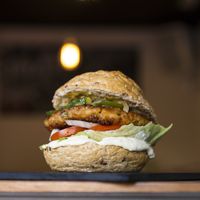 Hamburguesa casera de chilli vegano de alubias y arroz. Wok de verduras, lechuga tomate cebolla y salsas caseras. at Silbis Tudela in Tudela