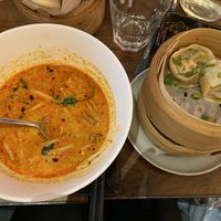 De soep en dumplings (de vegetarische bovenaan zijn ook veganistisch) at Bambu in Haarlem