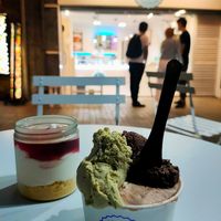 Vegan ice cream and vegan strawberry cheesecake at Vincis Heladería in Barcelona