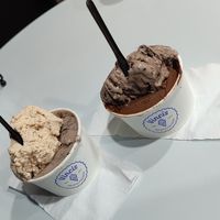 Tarrinas medianas de Brownie, Oreo y Avellana. at Vincis Heladería in Barcelona