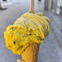 Helados veganos de pistacho y Amor de Verano at Vincis Heladería in Barcelona