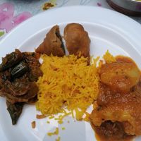 Pilau rice (middle), bhindi bhaji (left), aloo gobi (right), samosa (top) at The India House in Maastricht