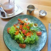 Schwarzer Tee mit Hafermilch, Brot mit Pesto und Grillgemüse at Hafen 5 in Aurich