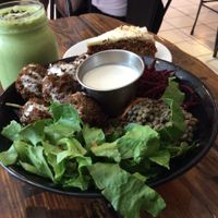 Falafel bowl, smoothie vert et carrot cake. at Panthere Verte - Centre-Ville in Montreal