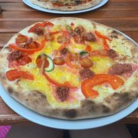 Pizza mit veganer Creme Fraiche, Gemüse, „Fleisch“bällchen und veganem Käse  at Eulchen Brauereiausschank in Mainz