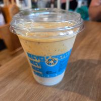 Mango smoothie with oat milk at Café l'Abri Côtier in Tadoussac