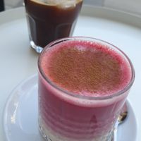 Iced Americano and pink latte at Keep Bañana in Munich