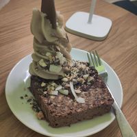 Bananenbrot choco mit Eis und 3 Toppings at Keep Bañana in Munich