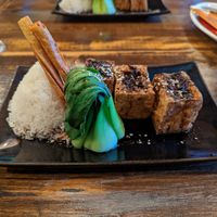 #45. Đậu hũ bao bố

Knuspriger Tofu gefüllt mit Pilzen • blanchiertes Pak-Choi • süssliche Sojareduktion • Sesam at Ong Tao in Oberursel