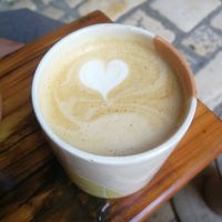 Macchiato mit Hafermilch at Augusto Specialty Coffee Shop in Rovinj