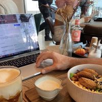 Bettys Bowl und caramell latte macchiato   at Coffee Brew in Krefeld