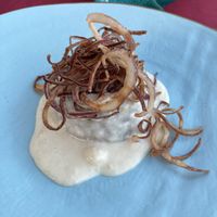 Tortino di cipolle rosse in crema di parmigiano con chips di cipolle  at MagnEtico Bistrò in Porto Azzurro