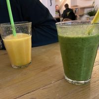 Mango smoothie and green smoothie at Kattencafé Op z'n Kop in Groningen