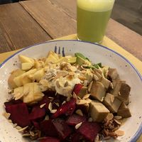 Bowl barbabietola mela seitan avocado riso e mandorle at re BiO in Rome