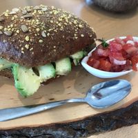 Avocado sandwich mit Pico de gallo at Maja Kaffee in Ingelheim
