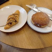 Croissant relleno y donut relleno de cheesecake y nutella at Delish Vegan Doughnuts - Malasaña in Madrid