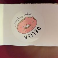 Pegatina de la.caja para llevar at Delish Vegan Doughnuts - Malasaña in Madrid