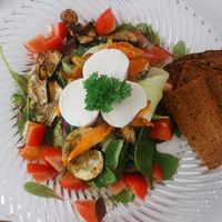 Salat mit veganen Mozzarella at Zimtzicke in Munich