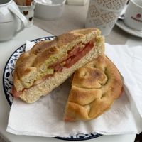 Focaccia met guacamole en tomaat  at Gelato & Dintorni in Camogli