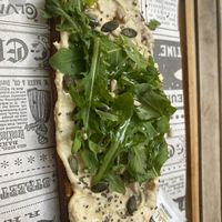 Toast mit Hummus und Seeds   at Tinobu in Valencia