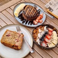 Gluten-free pancakes, vegan banana bread and acai bowl at Tinobu in Valencia
