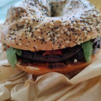 Bagel à l'aubergine at Marbo Coffee in De Panne