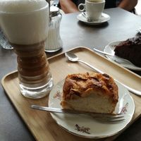 Latte machiatto with almond milk, vegan apple cake and chocolate cake at Marbo Coffee in De Panne