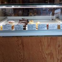 Beaucoup de pâtisseries alléchantes, mais 1 seule vegan at Hungry Belly in Biarritz